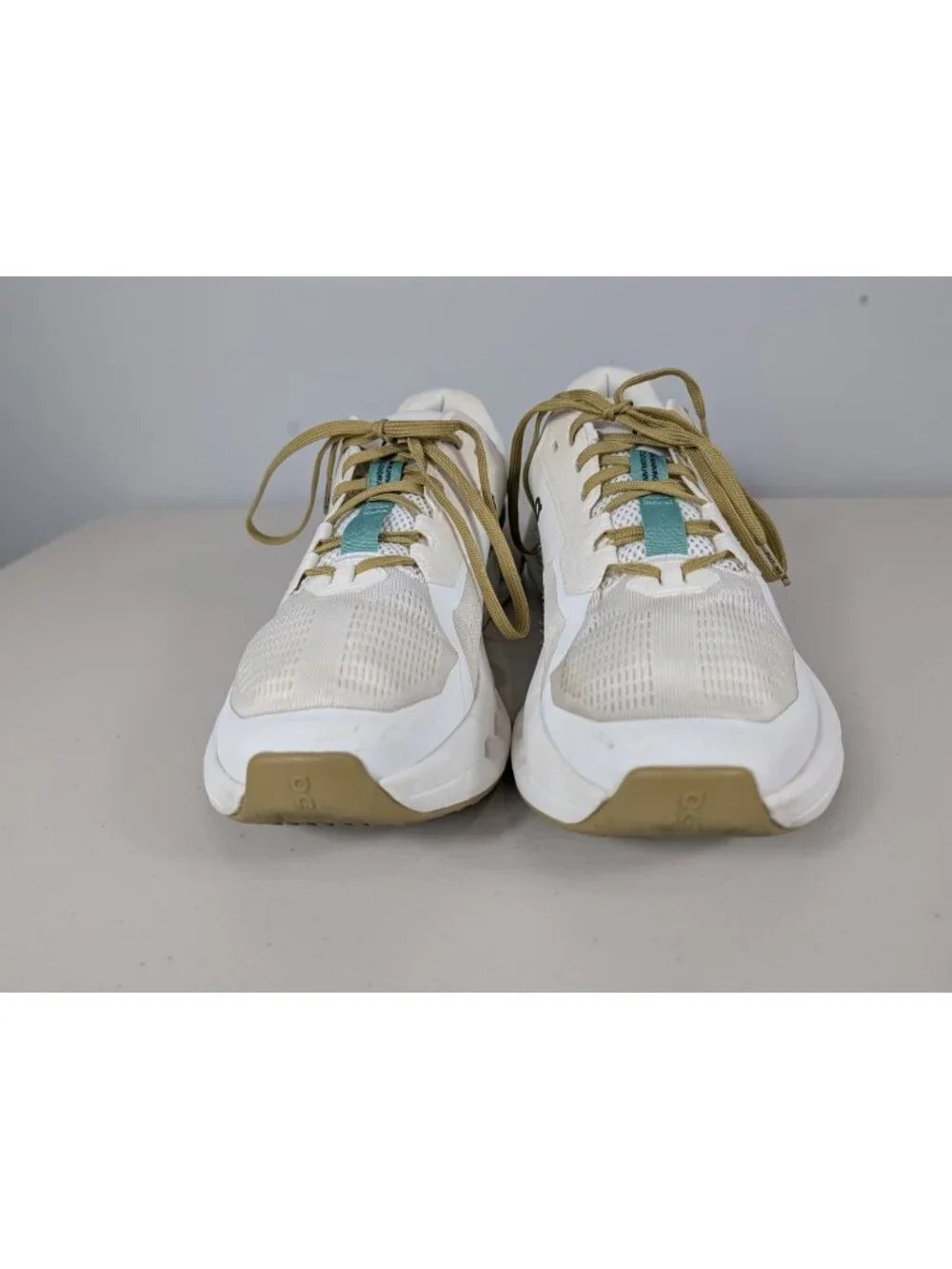 On cloud cloud runner2 undyed green, white running shoes women's size 9.5